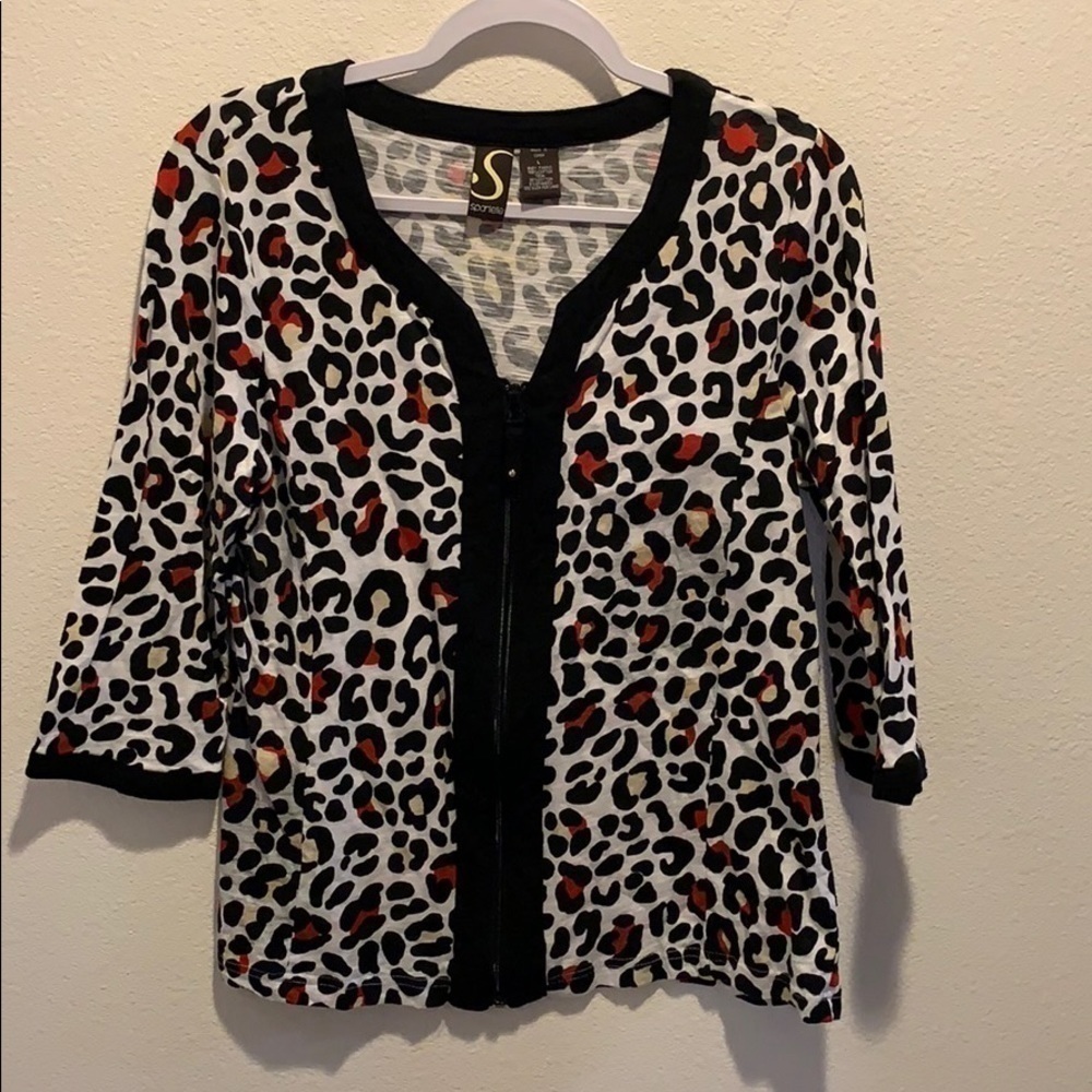 Sportelle NWOT zip front Top with animal print.